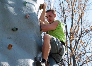 Escalando en rocódromo
